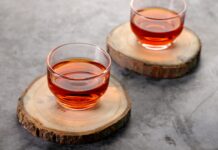 면역력 높이는 식습관, 건강한 일상에 한걸음 더 가까이 clear glass cup with red liquid on brown wooden table