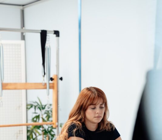 여성 건강관리, 일상의 작은 실천에서 시작하세요 a woman on a rowing machine in a gym