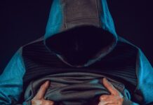 근육, 건강을 지키는 신체의 핵심 엔진 man in gray hoodie