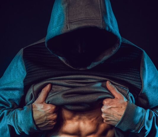 근육, 건강을 지키는 신체의 핵심 엔진 man in gray hoodie