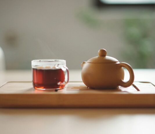 웰니스 문화, 현대인의 삶 속으로 깊이 파고들다 clear glass cup with tea near brown ceramic teapot