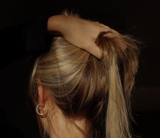 아름답고 건강한 머릿결, 일상 속 실천으로 지키세요 a woman with her hair in a bun