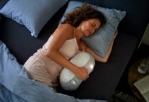 꿀잠을 부르는 생활 루틴, 이제는 ‘슬립테크’와 함께 woman in white tank top lying on bed