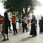 “관절 수명 지키며 근육 늘린다”… 고령층 강타한 ‘저충격(Low-impact) 운동’ People exercising outdoors by a lake