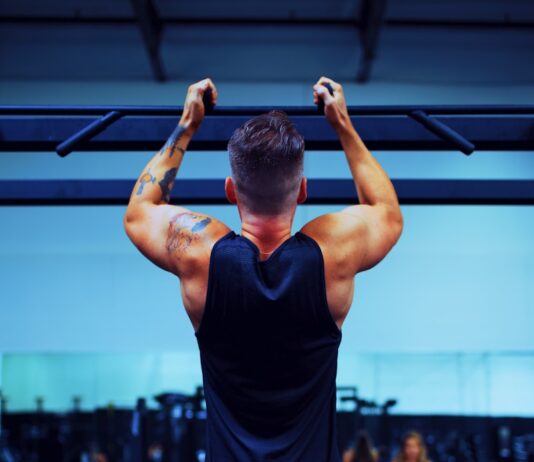 “근육 건강, 일상 속 작은 변화로 챙긴다…집에서 시작하는 근육 지키기 루틴” man in black t-shirt and black pants doing exercise