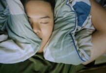 수면, 건강과 활력의 기본… 내 생활에 맞는 새로운 수면 루틴 찾기 baby in blue and white stripe onesie