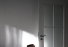 필라테스, 건강한 일상 속 새로운 즐거움으로 자리잡다 a woman sitting on the floor in front of a door